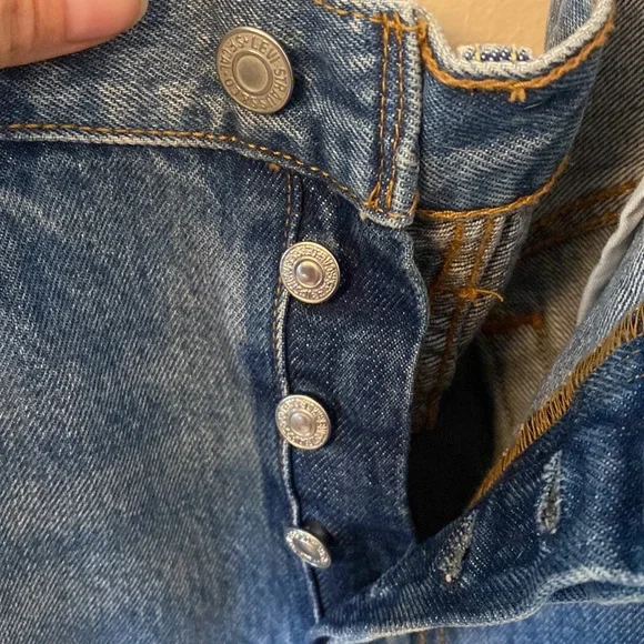 Levis distressed jeans - size 32 never worn - Picture 5 of 8